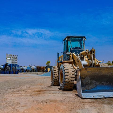How can you maximize the lifespan of an asphalt mixing plant?